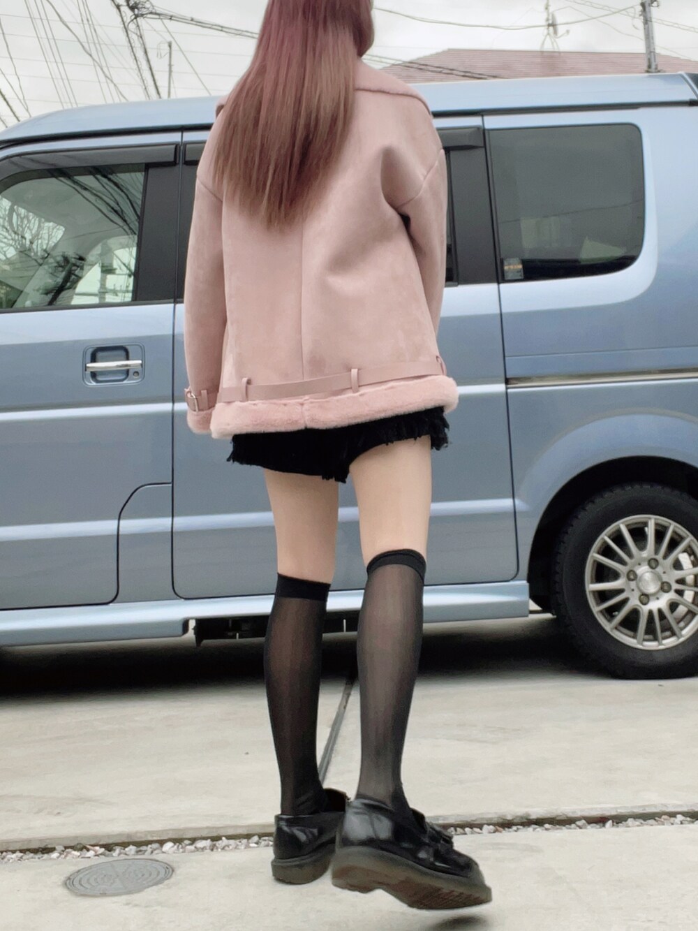 ブラック系のその他パンツ、ホワイト系のシャツ/ブラウス、ブラック系のローファーを着用したレディースの冬コーディネートの3枚目の写真