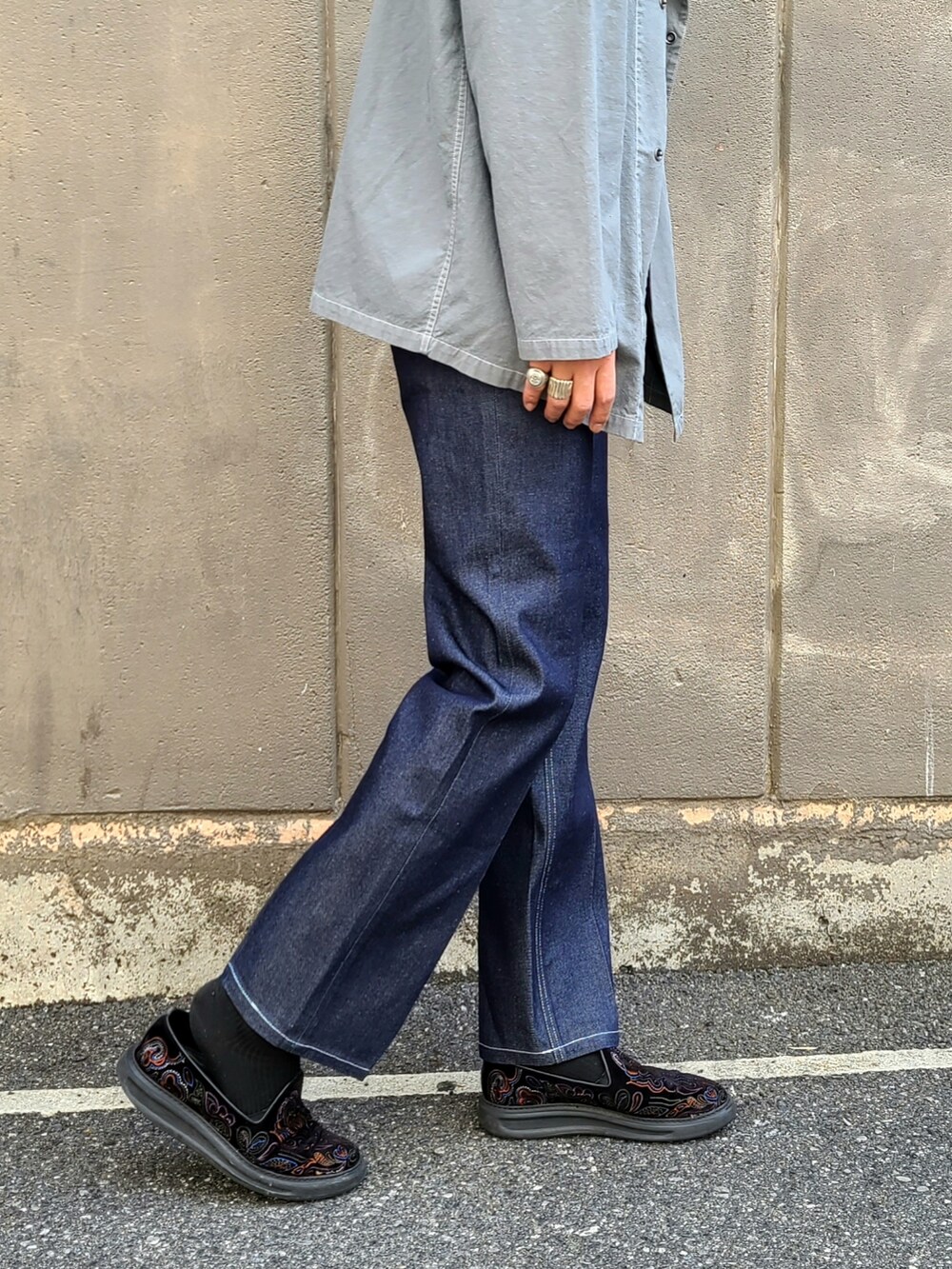 グリーン系のシャツ/ブラウス、ブルー系のデニムパンツ、ブルー系のハットを着用したメンズの春コーディネートの4枚目の写真