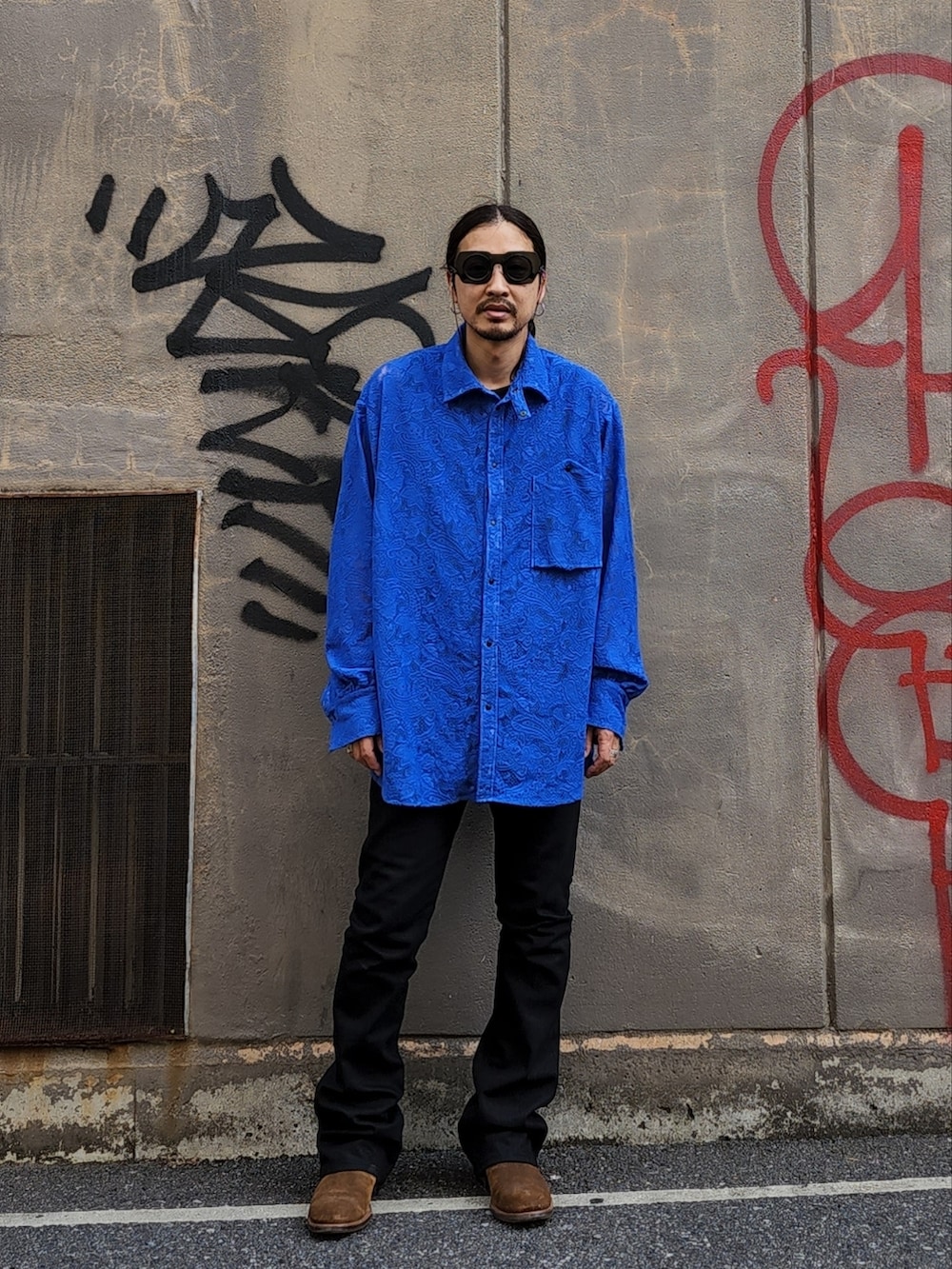 ブルー系のシャツ/ブラウス、ブラック系のデニムパンツ、ブラック系のTシャツ/カットソーを着用したメンズの春コーディネートの2枚目の写真