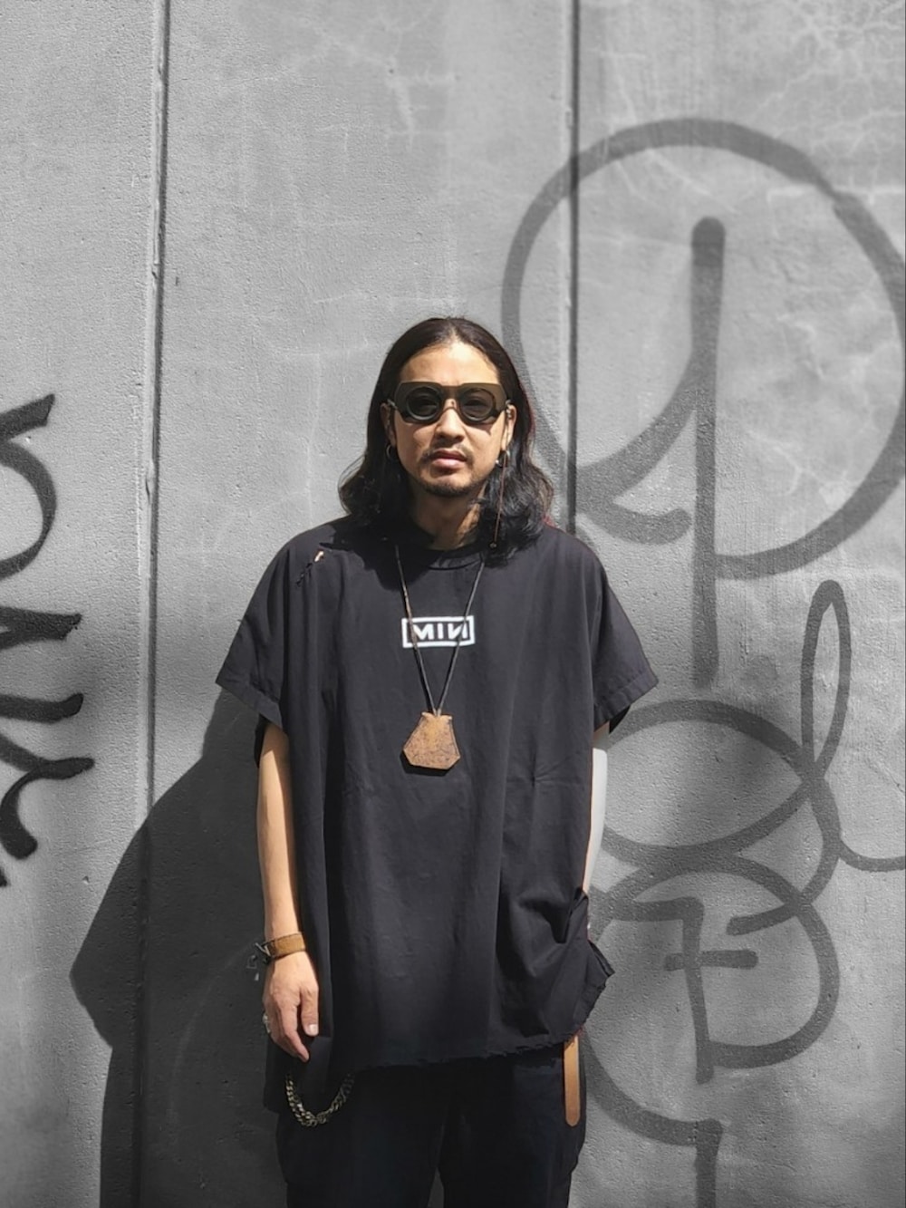 ブルー系のシャツ/ブラウス、ブラック系のTシャツ/カットソー、ブラック系のデニムパンツを着用したメンズの春コーディネートの2枚目の写真