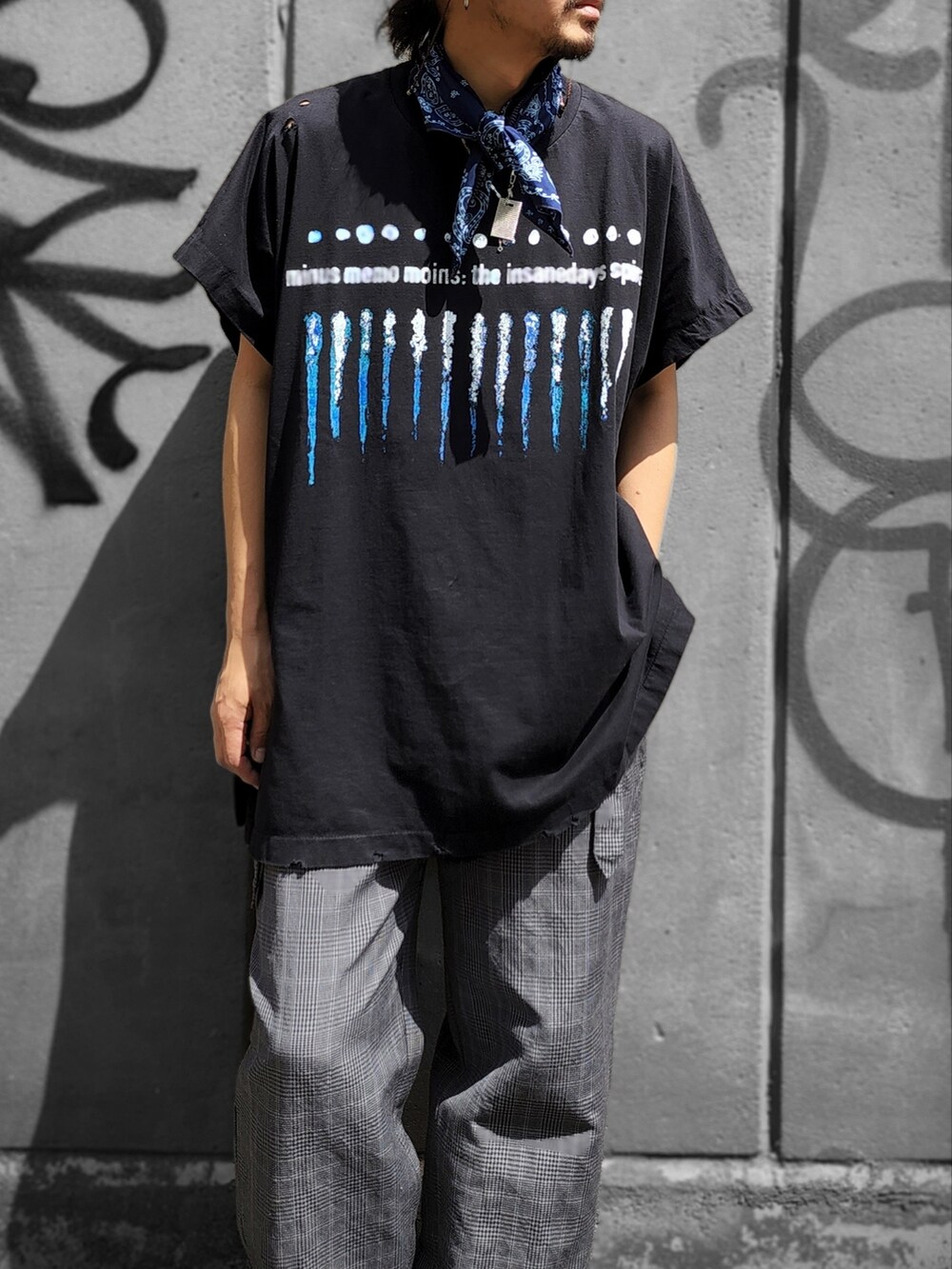 ブラック系のTシャツ/カットソー、グレー系のパンツ、ブルー系のバンダナ/スカーフを着用したメンズの春コーディネートの2枚目の写真