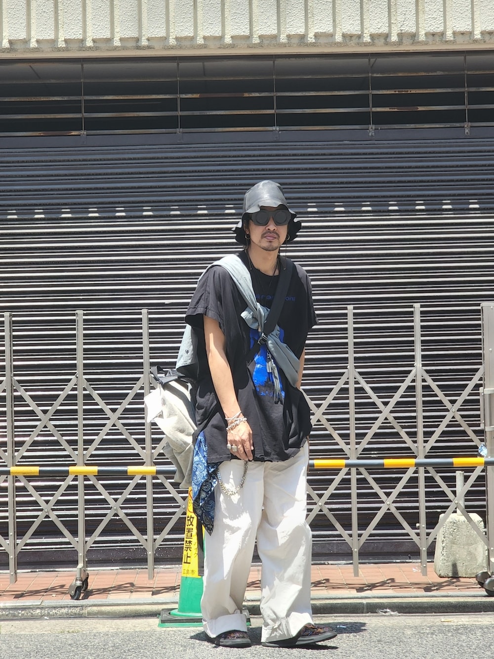 グリーン系のシャツ/ブラウス、ブラック系のTシャツ/カットソー、ホワイト系のパンツを着用したメンズの夏コーディネートの3枚目の写真