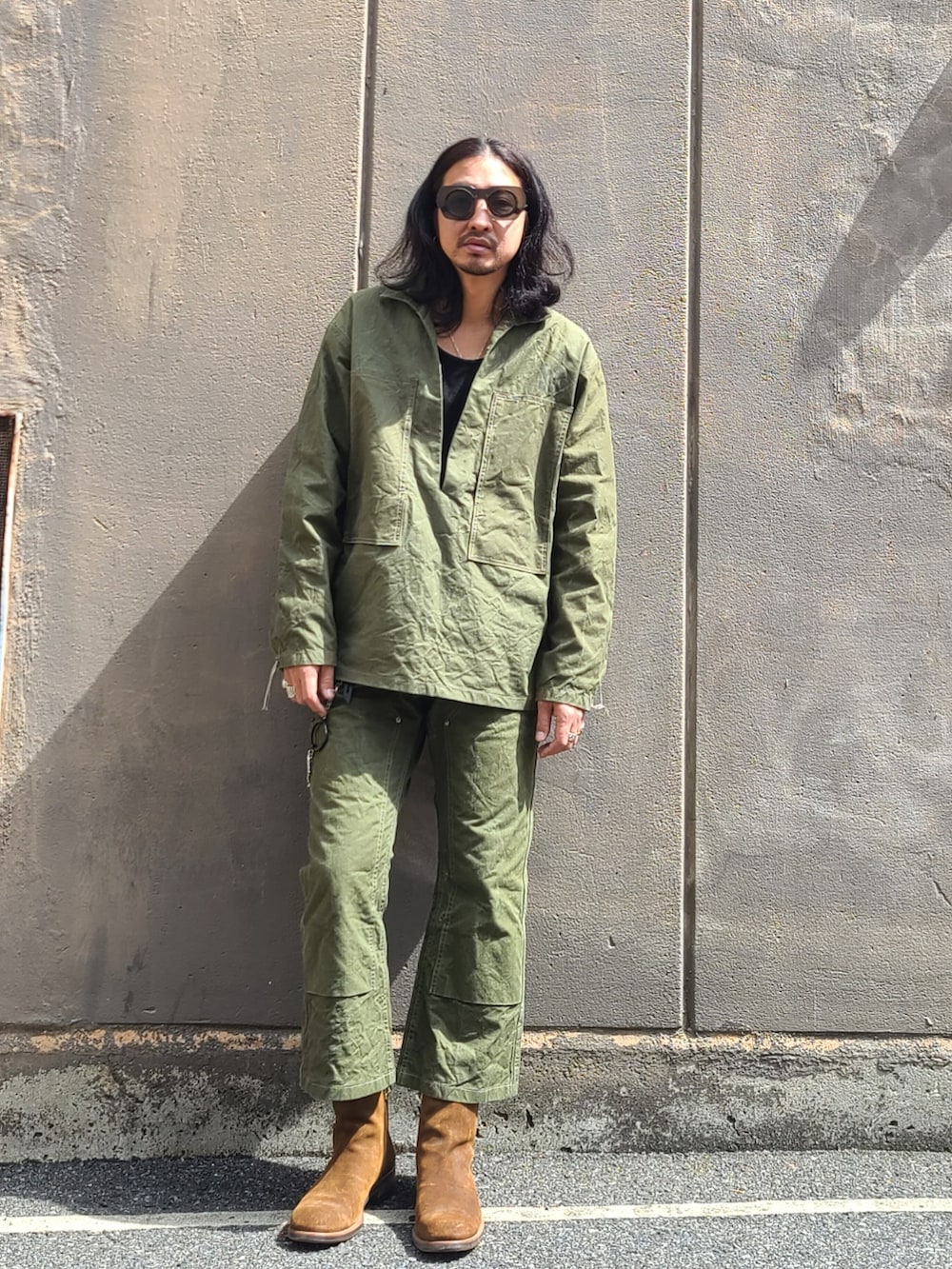 グリーン系のシャツ/ブラウス、グリーン系のパンツ、シルバー系のウォレットチェーンを着用したメンズの春コーディネートの2枚目の写真