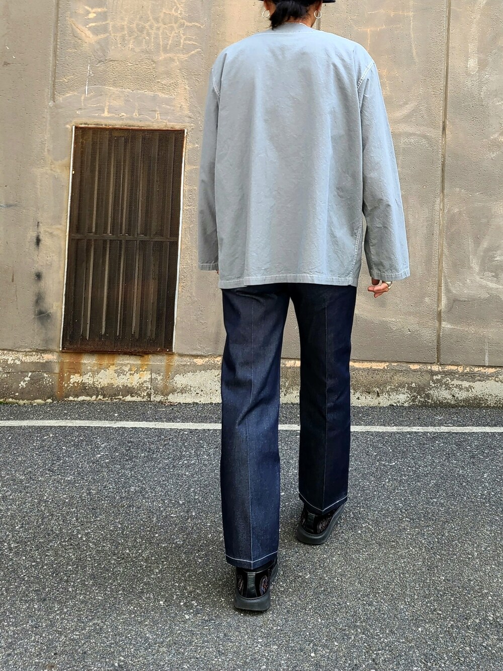 グリーン系のシャツ/ブラウス、ブルー系のデニムパンツ、ブルー系のハットを着用したメンズの春コーディネートの3枚目の写真