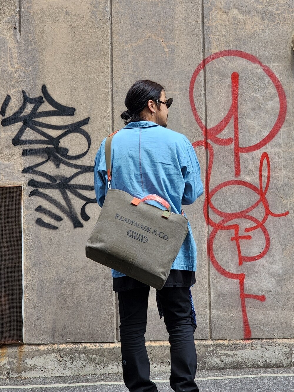 ブルー系のシャツ/ブラウス、ブラック系のTシャツ/カットソー、ブラック系のデニムパンツを着用したメンズの春コーディネートの5枚目の写真