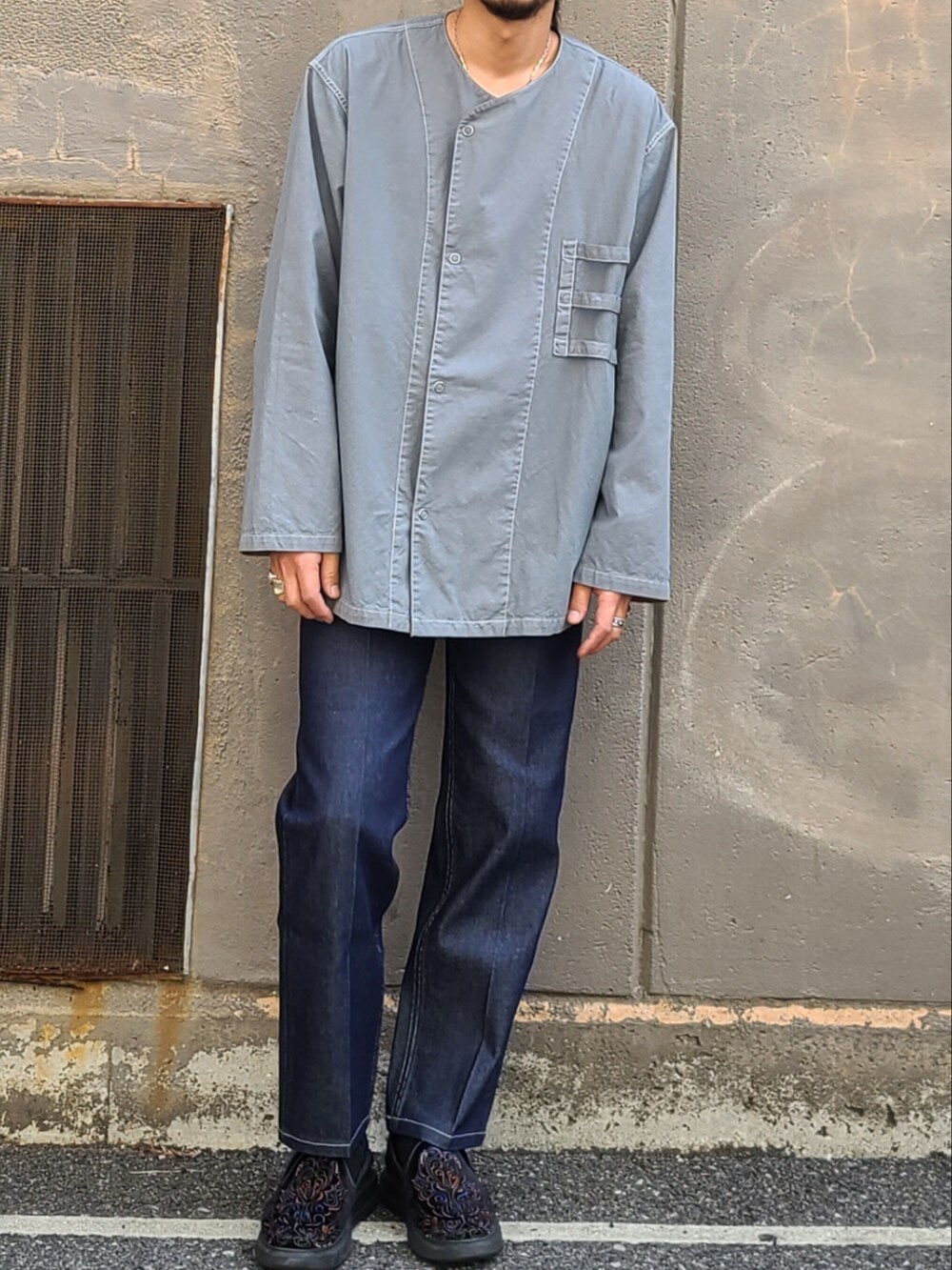 グリーン系のシャツ/ブラウス、ブルー系のデニムパンツ、ブルー系のハットを着用したメンズの春コーディネートの2枚目の写真