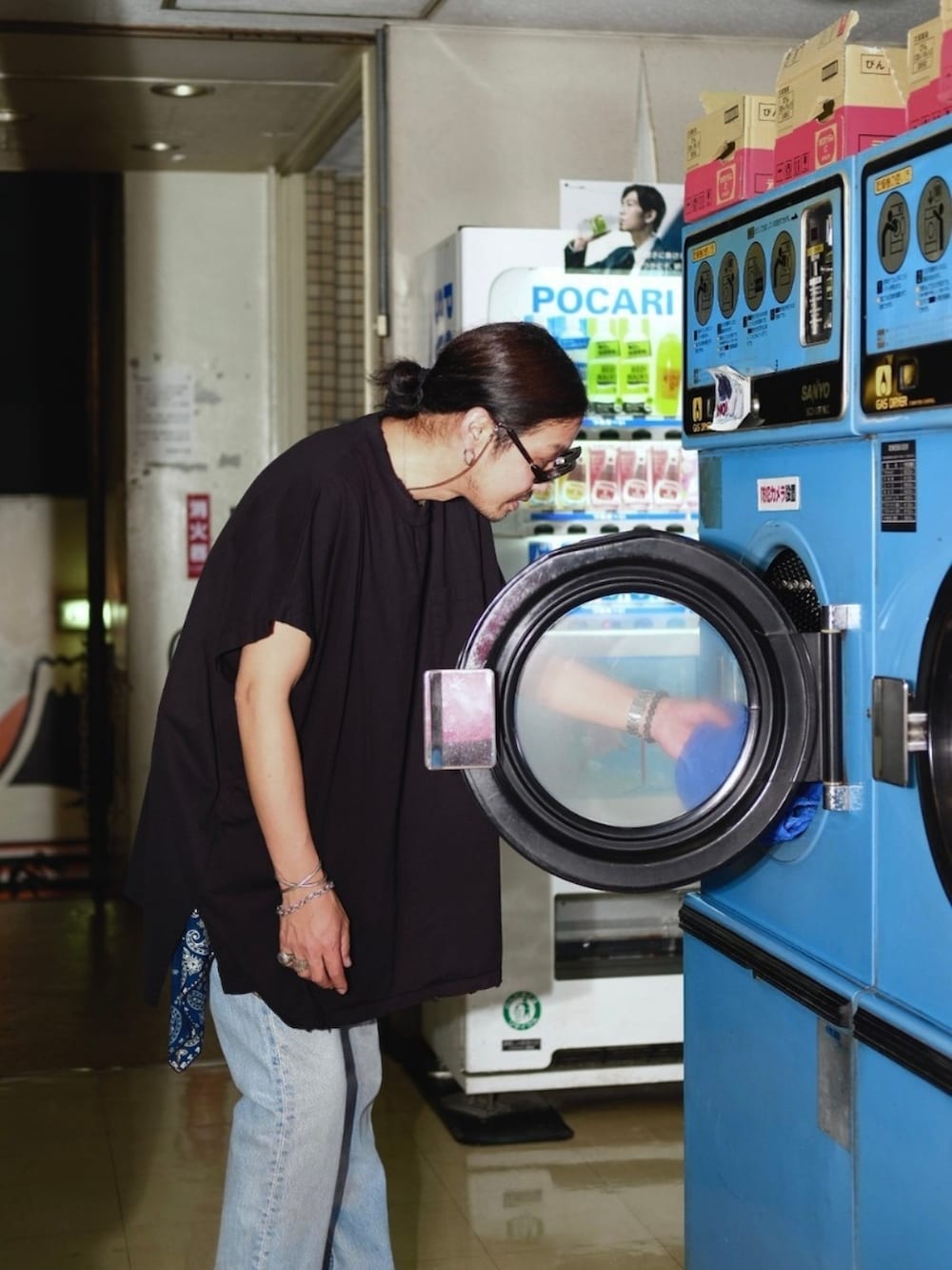 ブラック系のTシャツ/カットソー、ブルー系のデニムパンツ、ブルー系のシャツ/ブラウスを着用したメンズの夏コーディネートの2枚目の写真