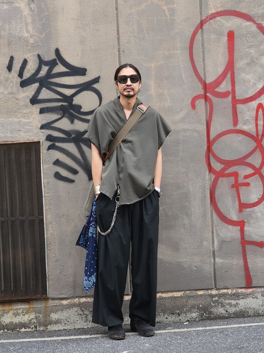 グリーン系のTシャツ/カットソー、グリーン系のバッグ、ブルー系のバンダナ/スカーフを着用したメンズの春コーディネートの2枚目の写真