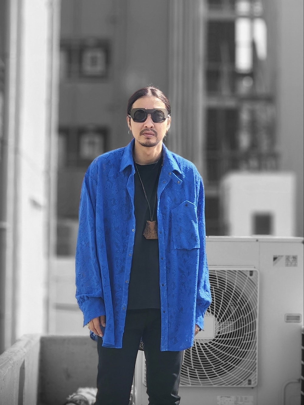 ブルー系のシャツ/ブラウス、ブラック系のデニムパンツ、ブラック系のTシャツ/カットソーを着用したメンズの春コーディネートの3枚目の写真