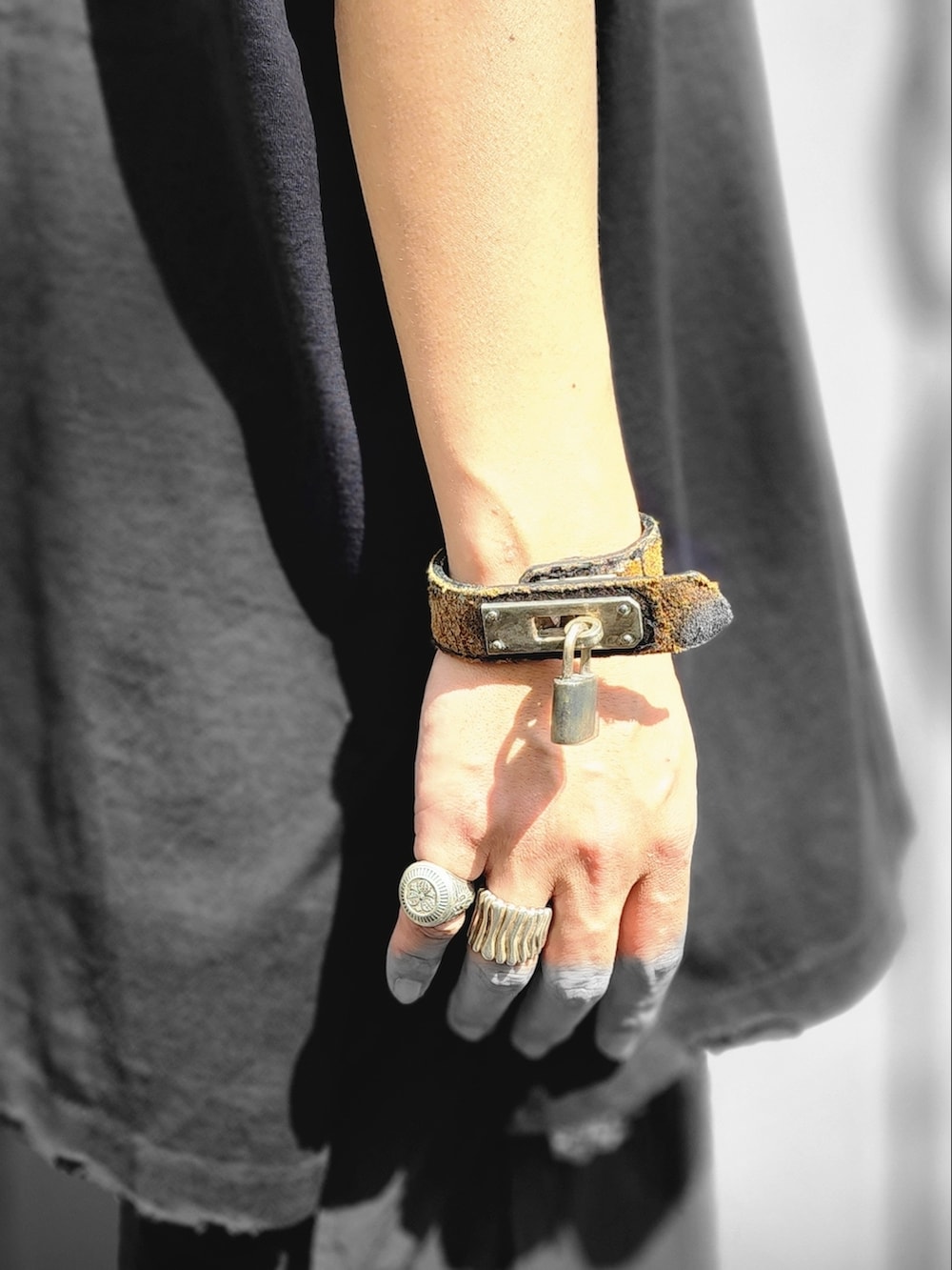 ブルー系のシャツ/ブラウス、ブラック系のデニムパンツ、ブラック系のTシャツ/カットソーを着用したメンズの春コーディネートの4枚目の写真