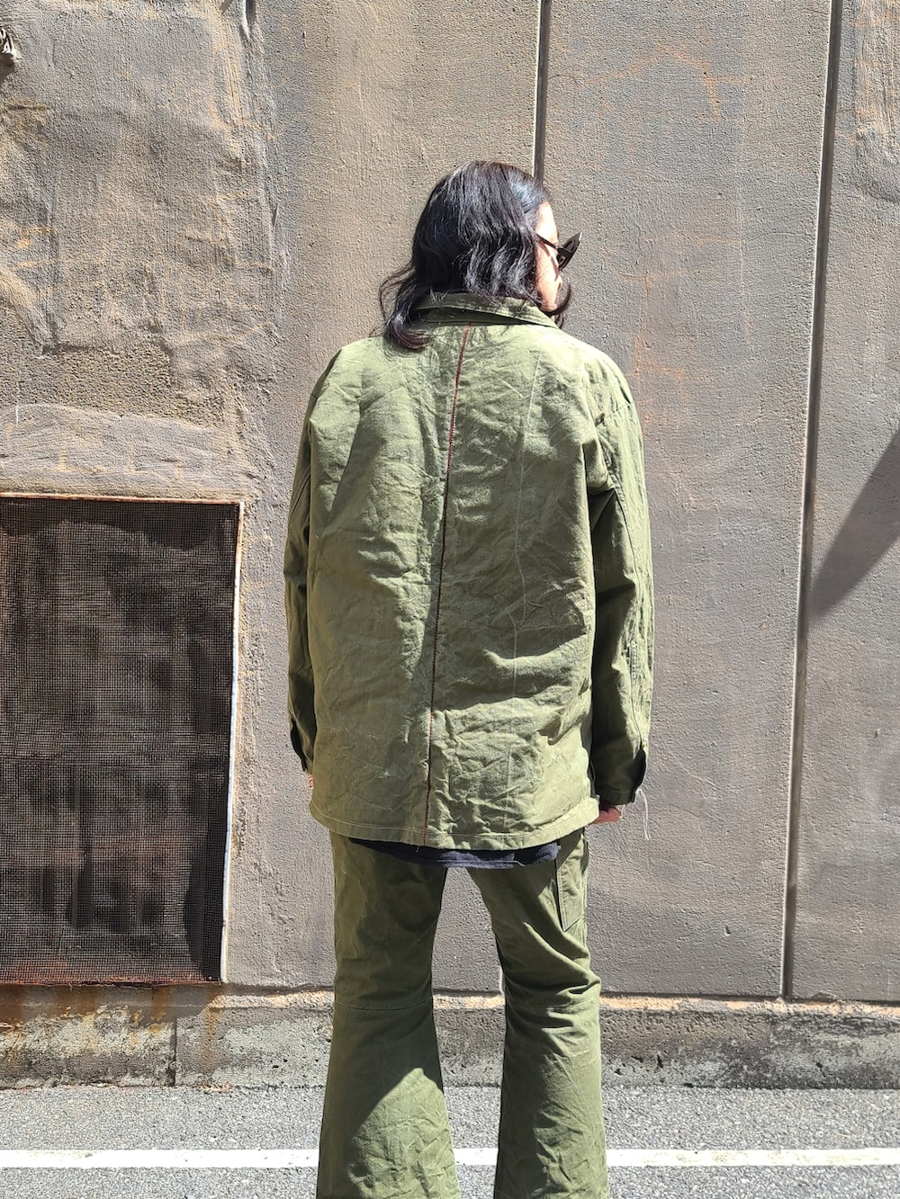 グリーン系のシャツ/ブラウス、グリーン系のパンツ、シルバー系のウォレットチェーンを着用したメンズの春コーディネートの3枚目の写真