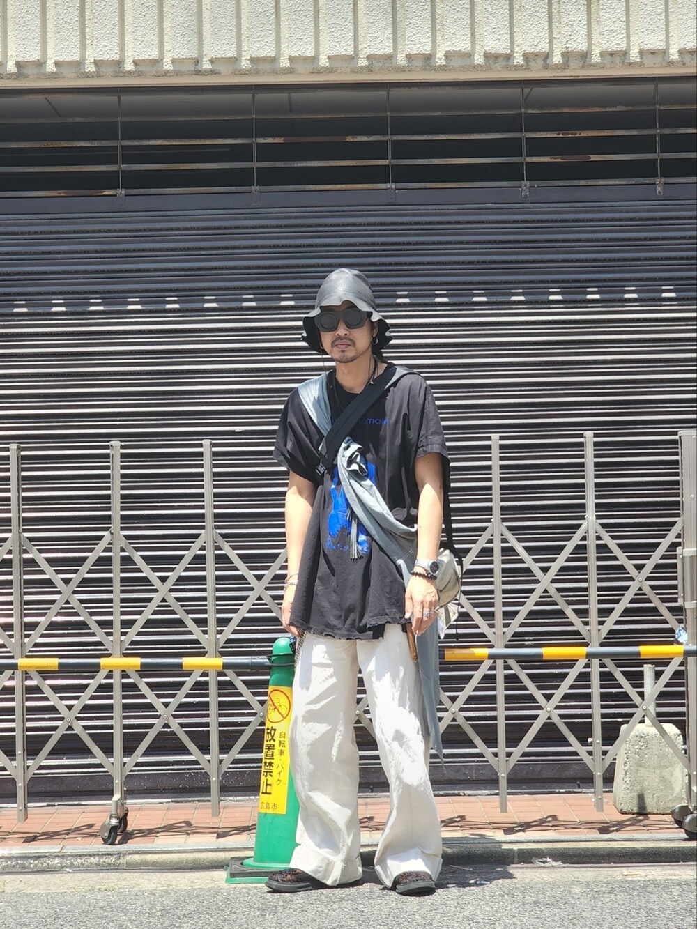 グリーン系のシャツ/ブラウス、ブラック系のTシャツ/カットソー、ホワイト系のパンツを着用したメンズの夏コーディネートの4枚目の写真