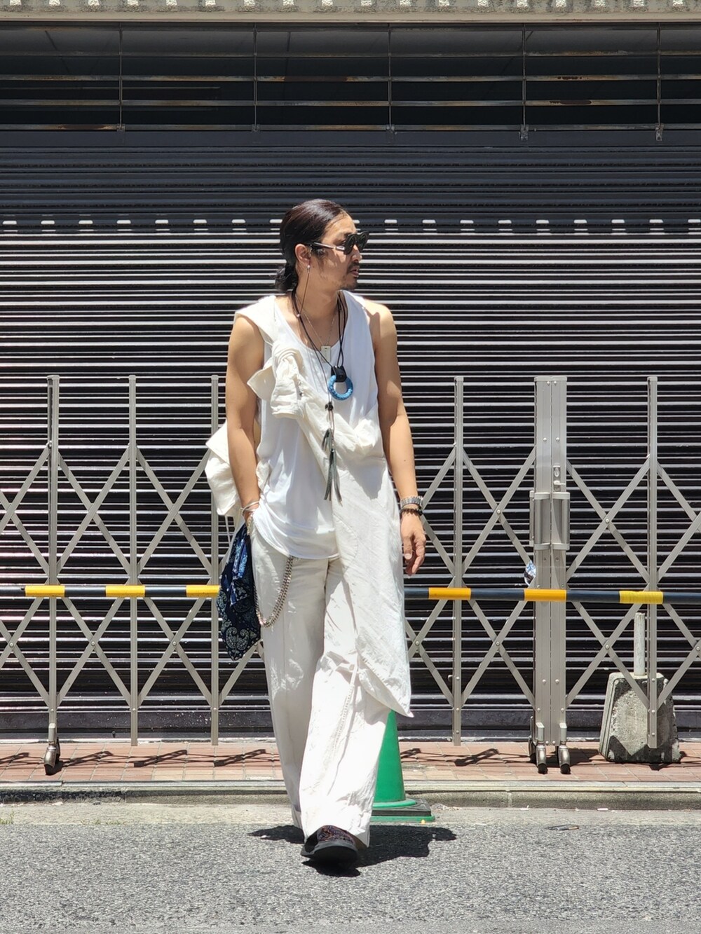 ホワイト系のシャツ/ブラウス、ホワイト系のトップス、ホワイト系のパンツを着用したメンズの春コーディネートの2枚目の写真