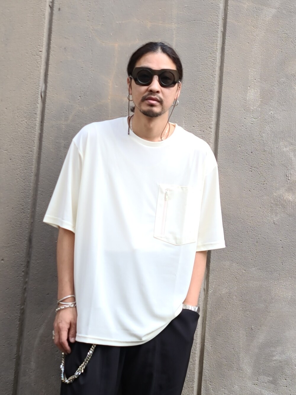 ブラック系のテーラードジャケット、ホワイト系のTシャツ/カットソー、ブラック系のパンツを着用したメンズの春コーディネートの4枚目の写真