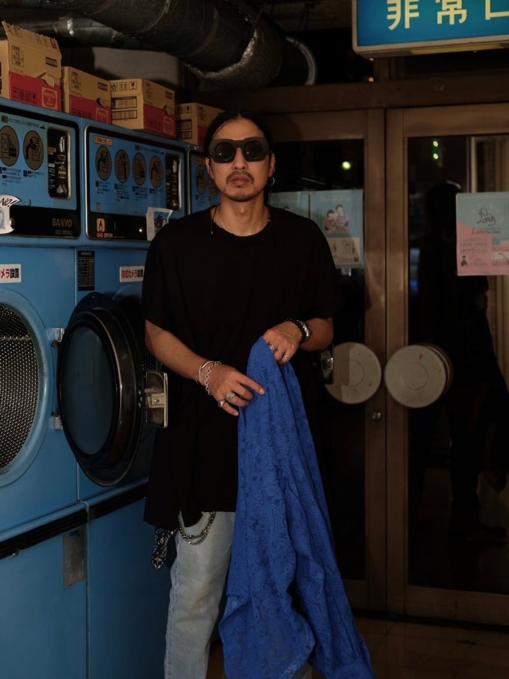 ブラック系のTシャツ/カットソー、ブルー系のデニムパンツ、ブルー系のシャツ/ブラウスを着用したメンズの夏コーディネートの3枚目の写真