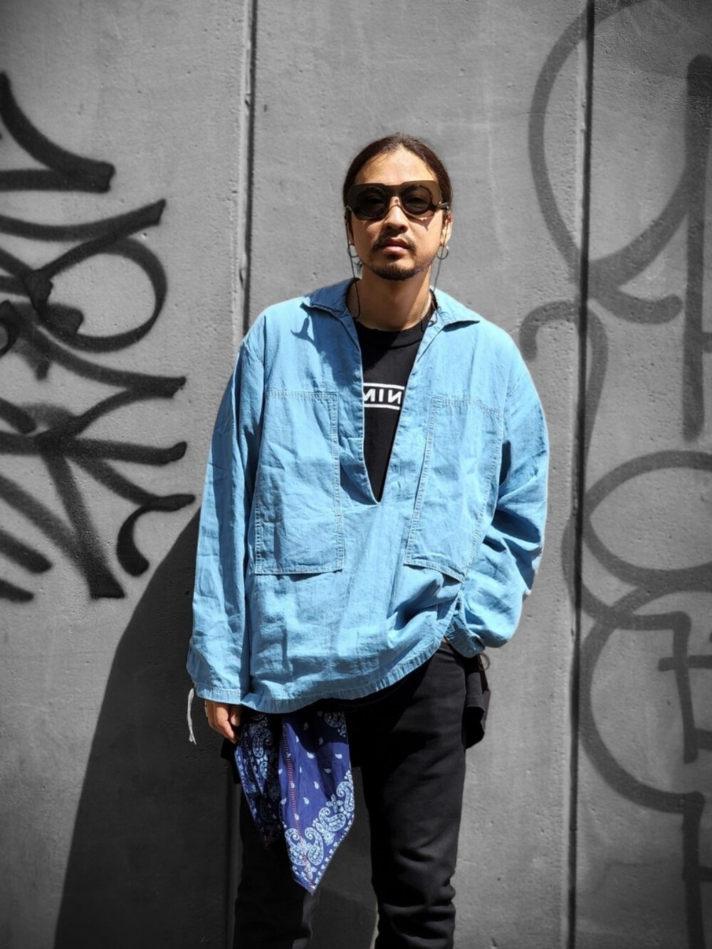 ブルー系のシャツ/ブラウス、ブラック系のTシャツ/カットソー、ブラック系のデニムパンツを着用したメンズの春コーディネートの3枚目の写真