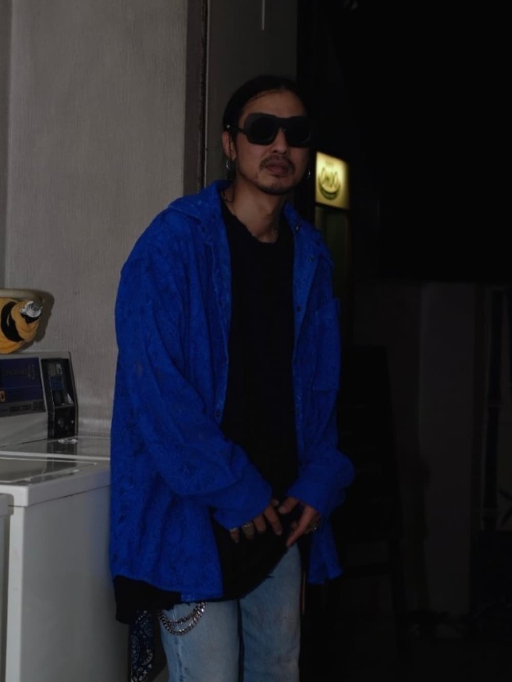 ブラック系のTシャツ/カットソー、ブルー系のデニムパンツ、ブルー系のシャツ/ブラウスを着用したメンズの夏コーディネートの4枚目の写真