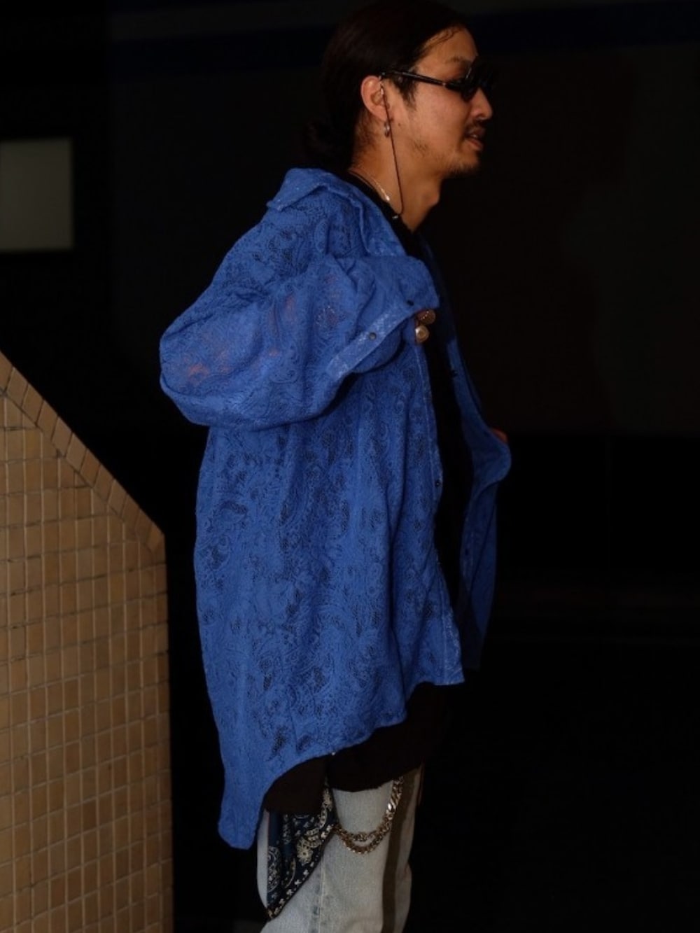 ブラック系のTシャツ/カットソー、ブルー系のデニムパンツ、ブルー系のシャツ/ブラウスを着用したメンズの夏コーディネートの5枚目の写真