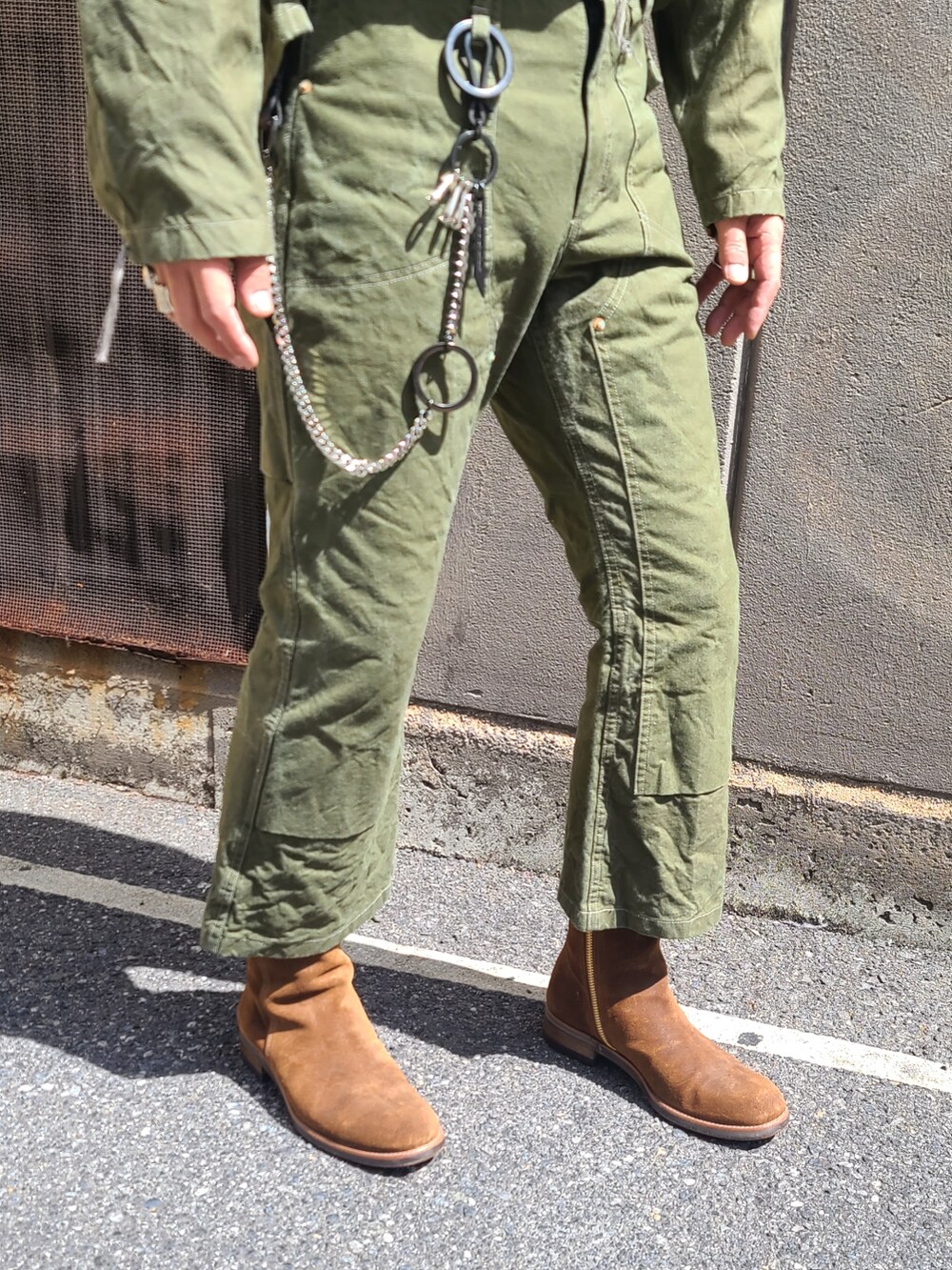 グリーン系のシャツ/ブラウス、グリーン系のパンツ、シルバー系のウォレットチェーンを着用したメンズの春コーディネートの4枚目の写真