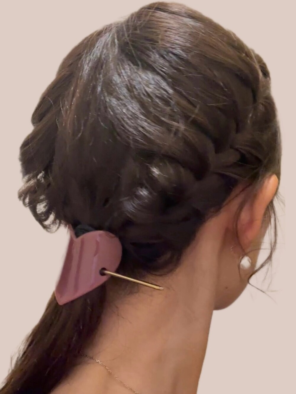 ベージュ系のパンプスを着用したレディースの秋コーディネートの2枚目の写真