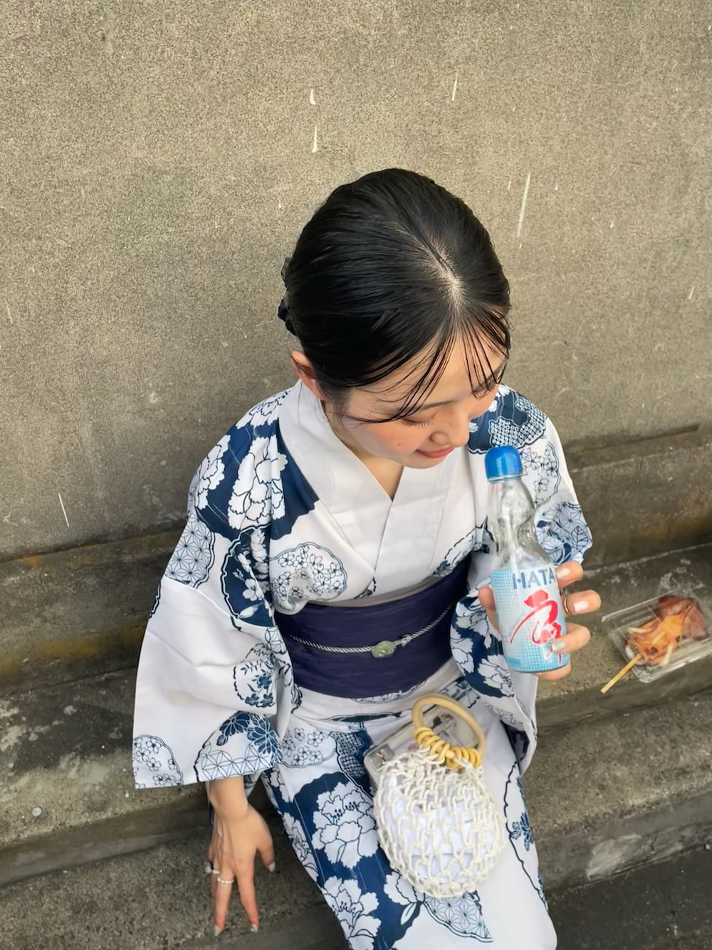 シルバー系のサンダル、ホワイト系の和装小物、ホワイト系の浴衣を着用したレディースの夏コーディネートの2枚目の写真