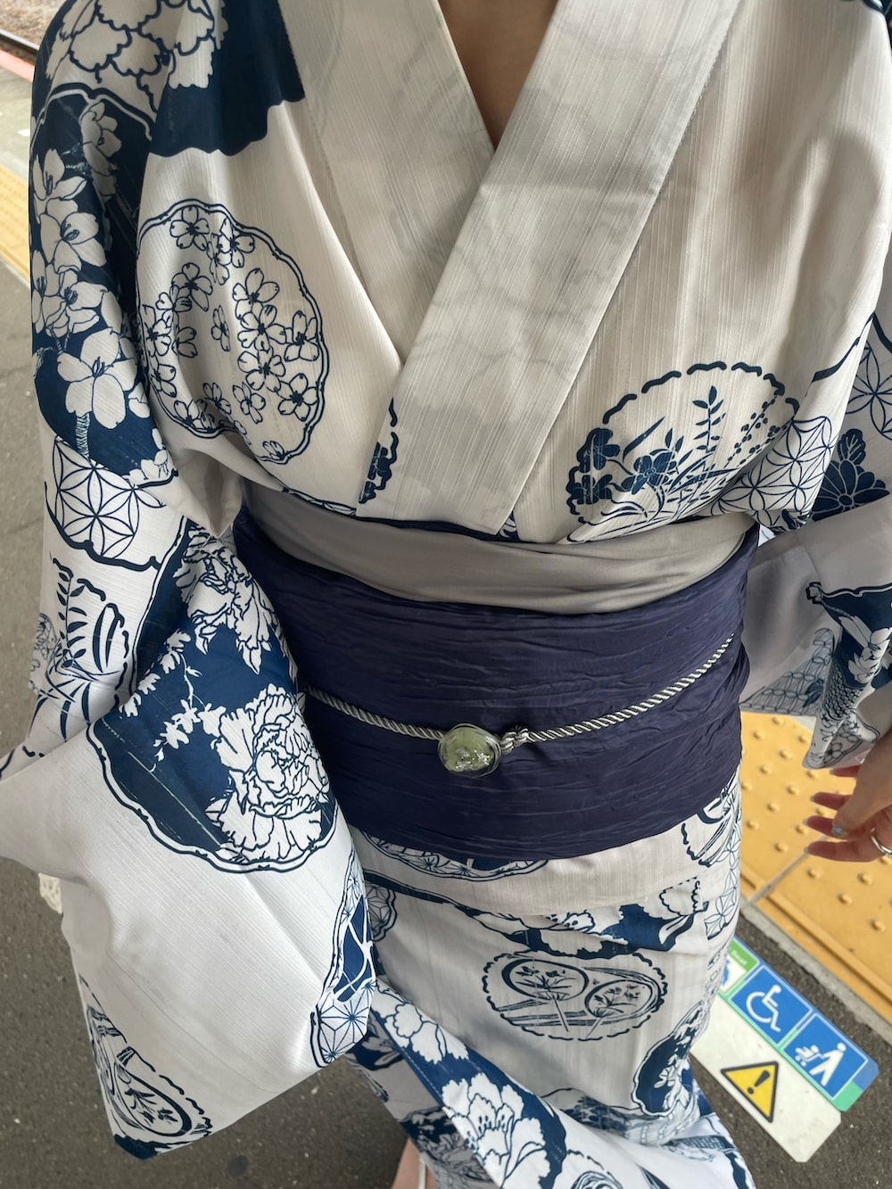 シルバー系のサンダル、ホワイト系の和装小物、ホワイト系の浴衣を着用したレディースの夏コーディネートの4枚目の写真