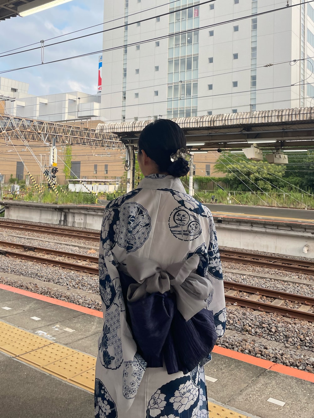 シルバー系のサンダル、ホワイト系の和装小物、ホワイト系の浴衣を着用したレディースの夏コーディネートの3枚目の写真