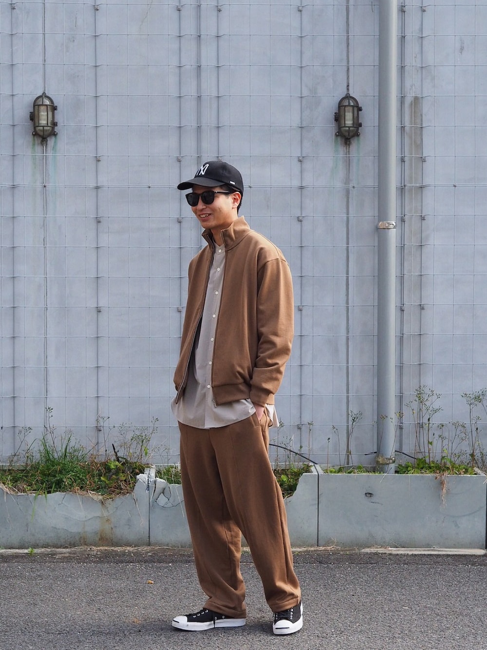 ベージュ系のジャケット/アウター、ブラック系のスニーカー、ブラック系のキャップを着用したメンズの夏コーディネートの3枚目の写真