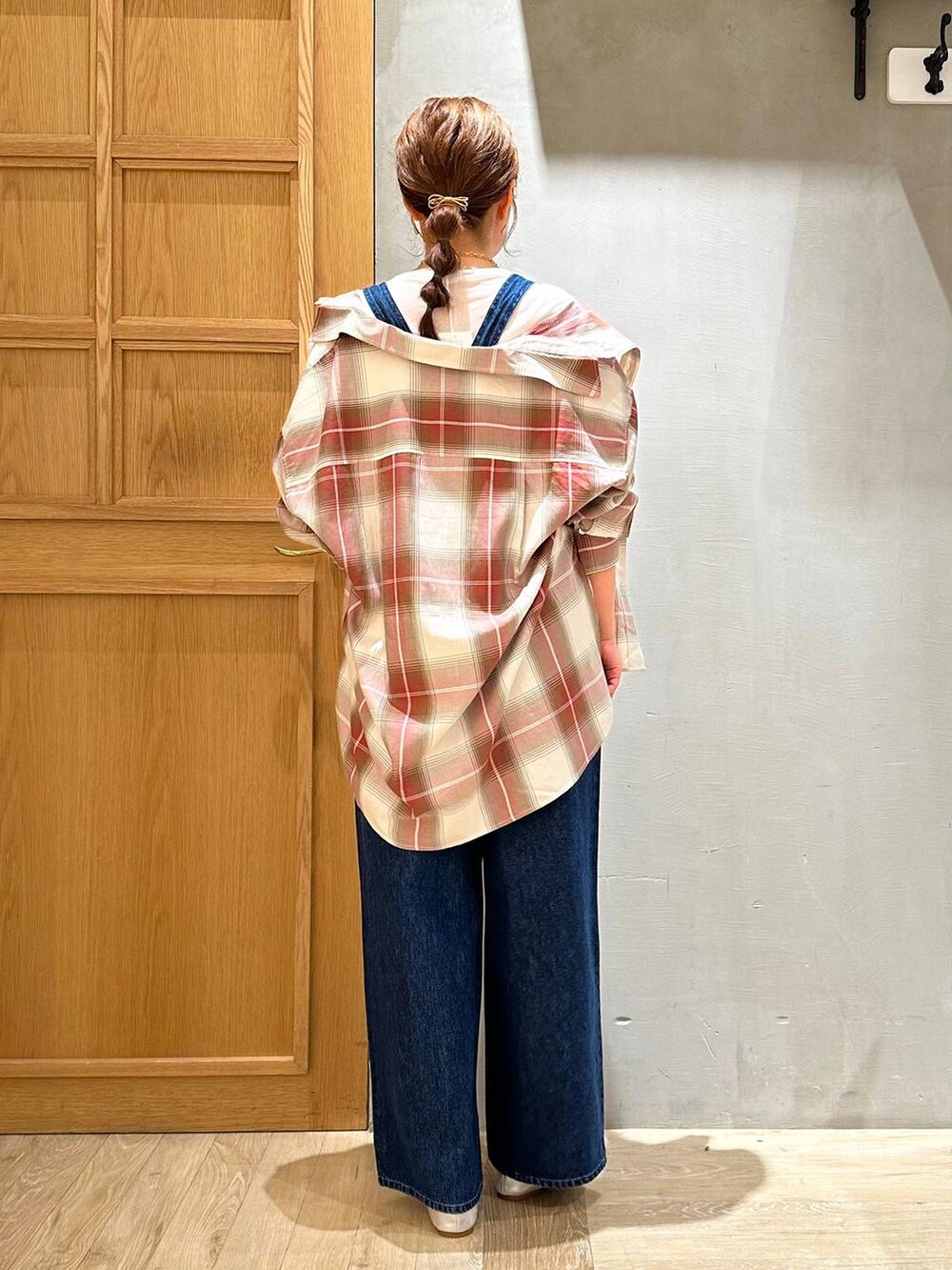 グレー系のパンプス、ホワイト系のTシャツ/カットソー、ブルー系のサロペット/オーバーオールを着用したレディースの秋コーディネートの4枚目の写真