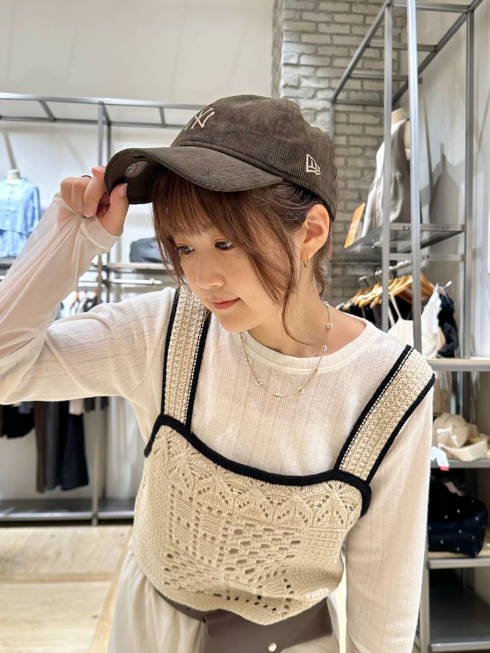 ホワイト系のスカート、ホワイト系のその他トップス、ホワイト系のTシャツ/カットソーを着用したレディースの秋コーディネートの2枚目の写真