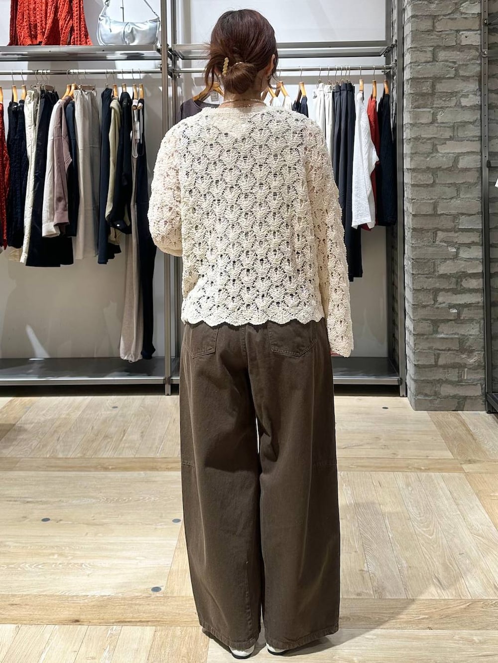 グリーン系のその他パンツ、ブラック系のショルダーバッグ、ホワイト系のパンプスを着用したレディースの春コーディネートの3枚目の写真