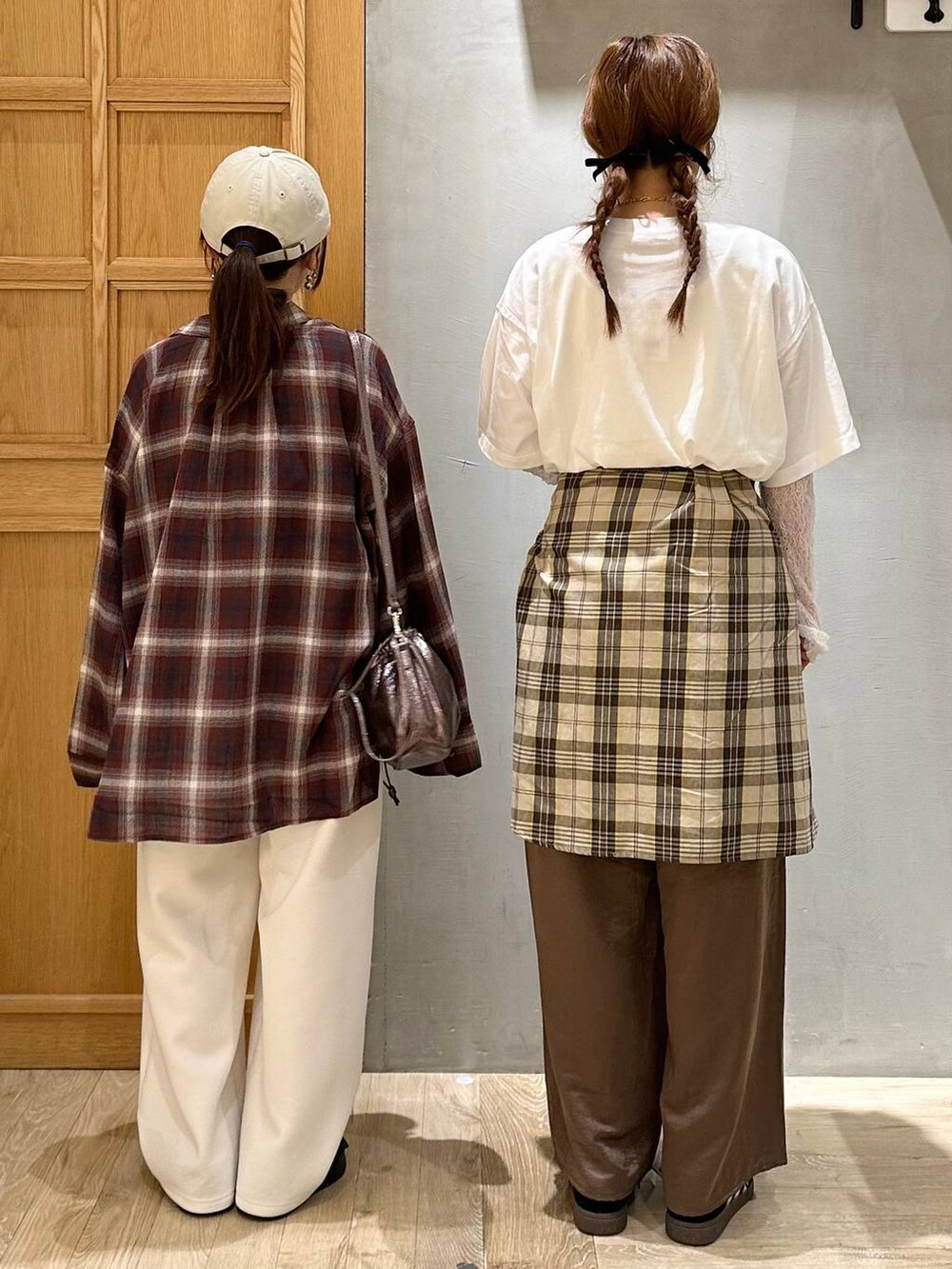 シルバー系のタンクトップ、イエロー系のシャツ/ブラウス、ブラウン系のその他パンツを着用したレディースの夏コーディネートの4枚目の写真
