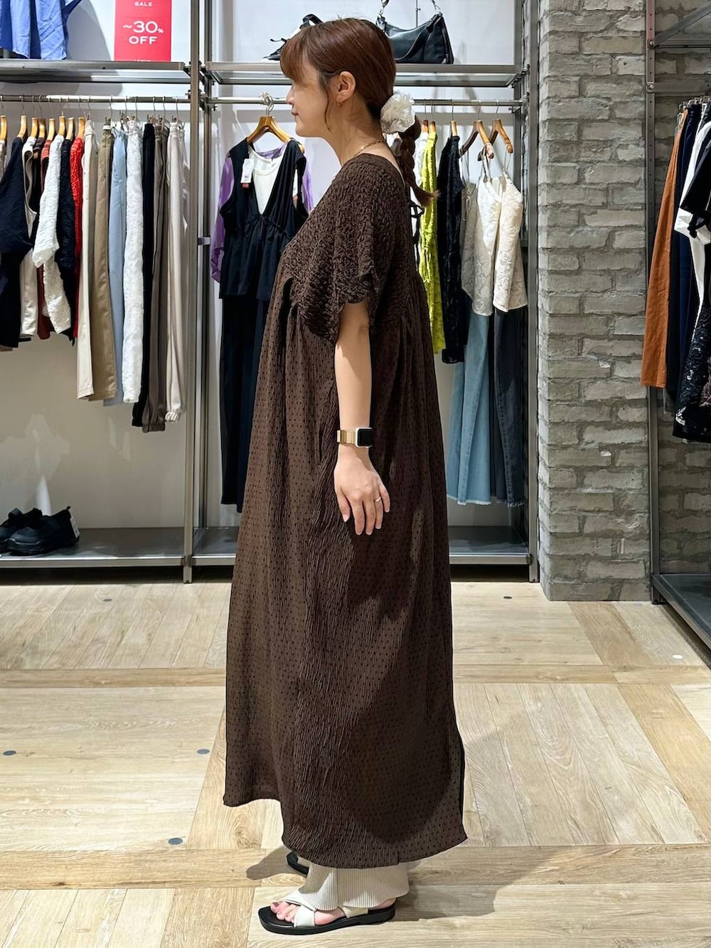 ベージュ系のその他パンツ、ホワイト系のタンクトップ、ホワイト系のサンダルを着用したレディースの夏コーディネートの2枚目の写真