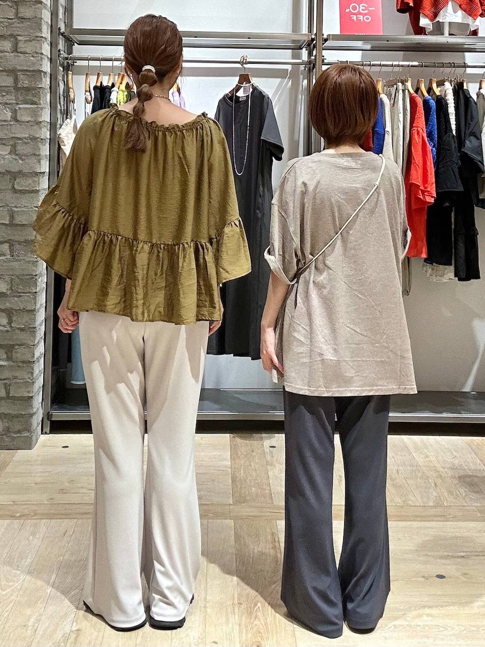 ブラウン系のTシャツ/カットソー、ホワイト系のその他パンツ、ブラック系のその他パンツを着用したレディースの夏コーディネートの3枚目の写真