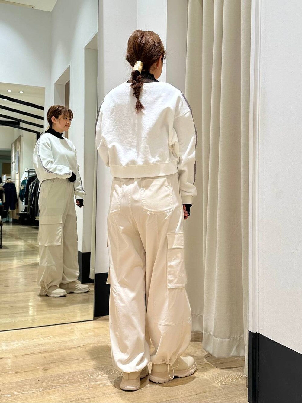 ホワイト系のTシャツ/カットソー、ホワイト系のカーゴパンツ、ブルー系のデニムジャケットを着用したレディースの冬コーディネートの6枚目の写真