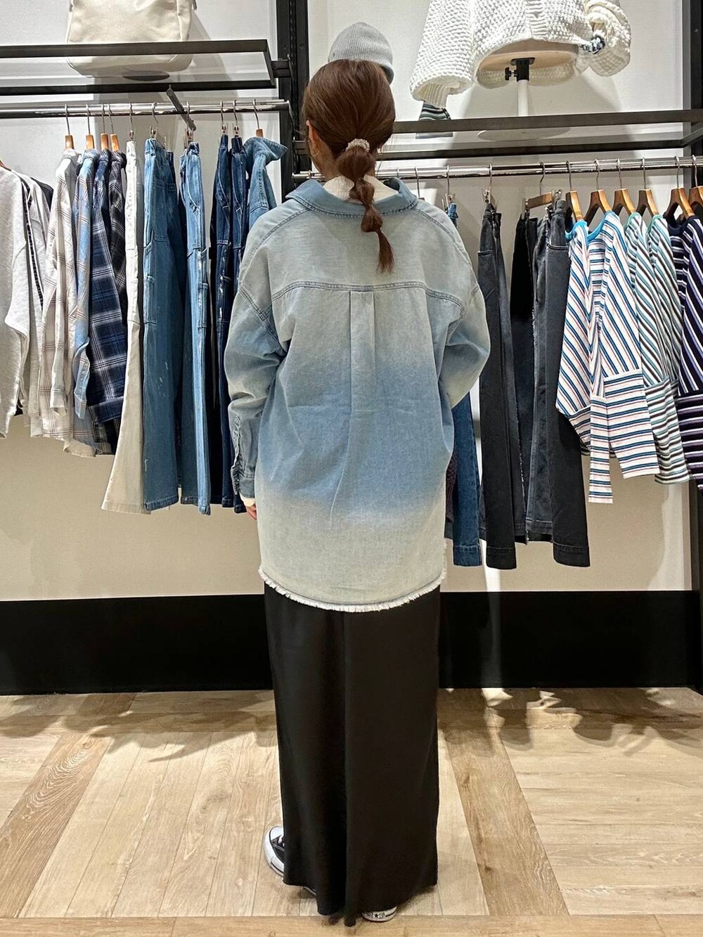 ブラック系のスカート、ブルー系のシャツ/ブラウス、ホワイト系のニット/セーターを着用したレディースの冬コーディネートの3枚目の写真