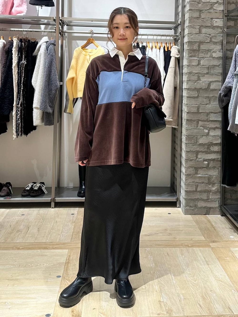 ブラック系のスカート、グレー系のその他アウター、ブラック系のブーツを着用したレディースの冬コーディネートの5枚目の写真