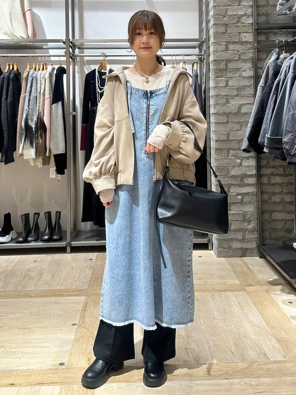 ブラック系のサンダル、ホワイト系のTシャツ/カットソー、ブラック系のショルダーバッグを着用したレディースの冬コーディネートの4枚目の写真