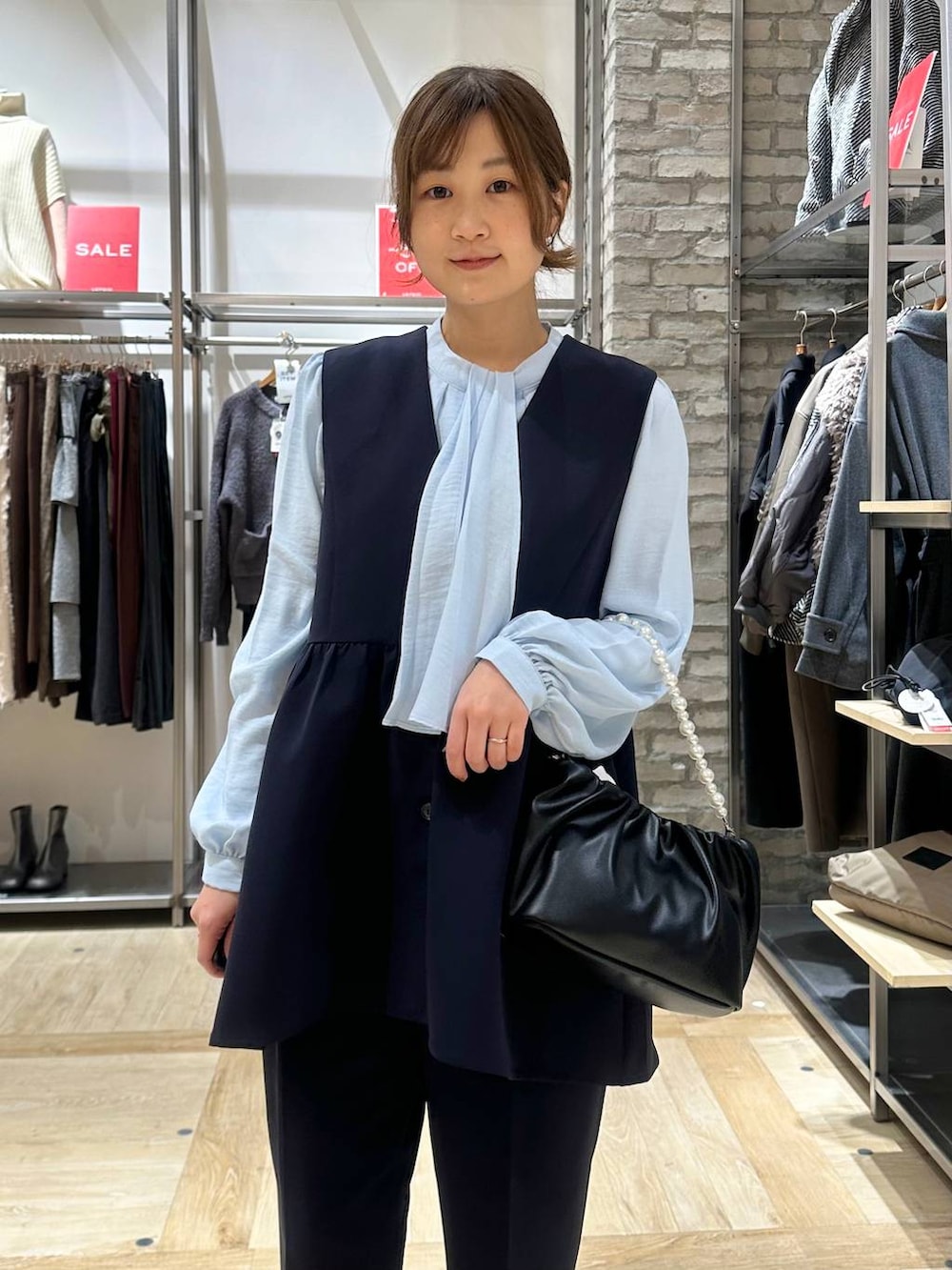 ブルー系のその他パンツ、ブルー系のその他アウター、ブルー系のシャツ/ブラウスを着用したレディースの冬コーディネートの4枚目の写真