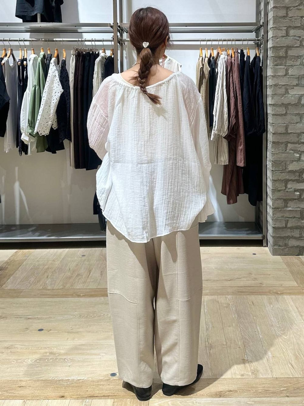 ブラック系のショルダーバッグ、ブラック系のパンプス、ベージュ系のその他パンツを着用したレディースの春コーディネートの3枚目の写真