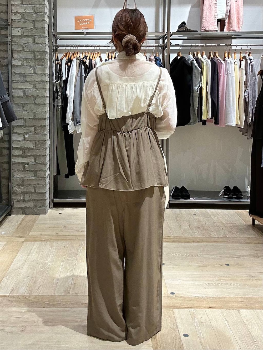 ホワイト系のシャツ/ブラウス、ホワイト系のトートバッグ、ホワイト系のパンプスを着用したレディースの春コーディネートの3枚目の写真