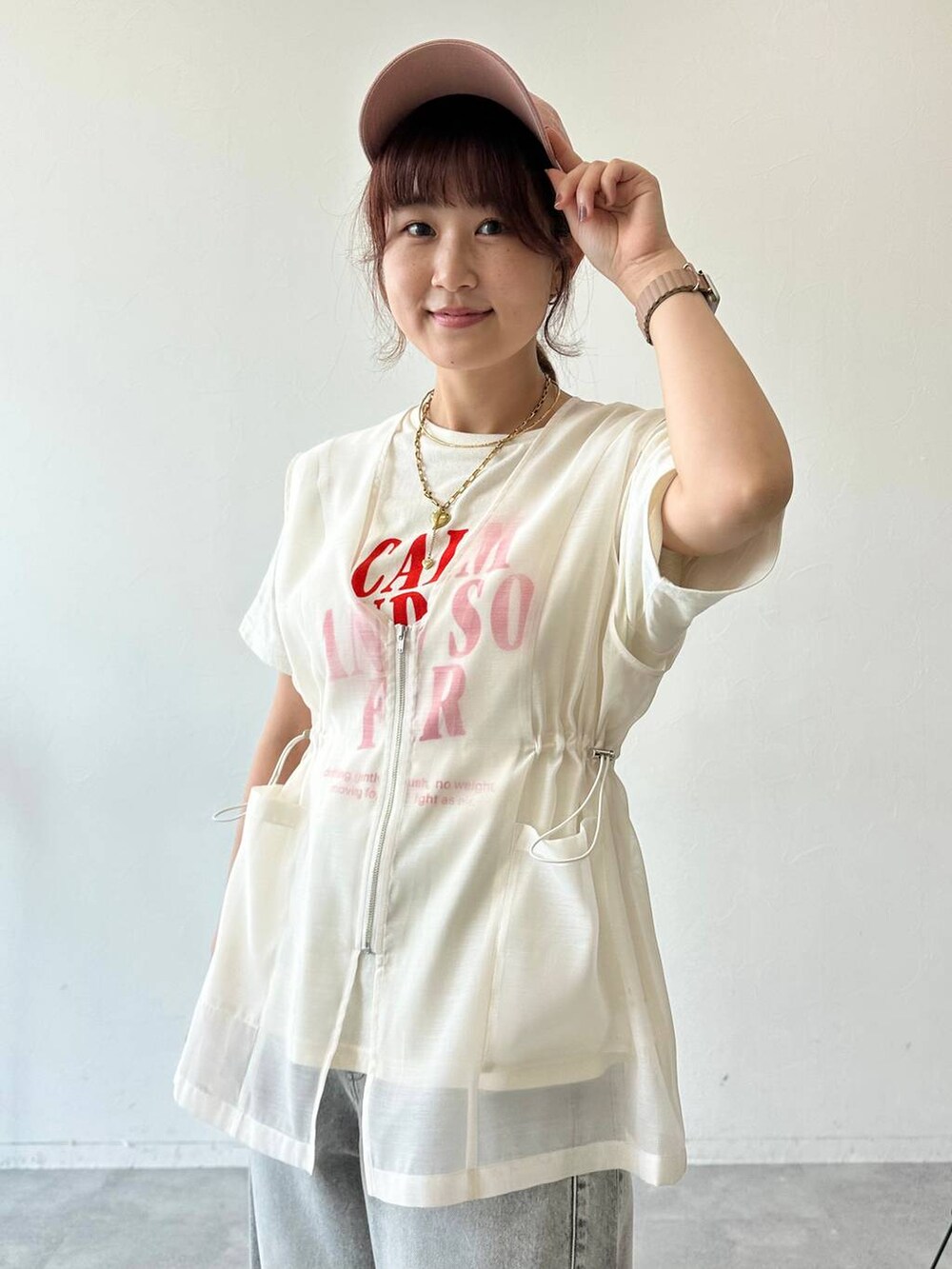 ホワイト系のTシャツ/カットソー、ブラック系のサンダル、ホワイト系のベストを着用したレディースの夏コーディネートの4枚目の写真