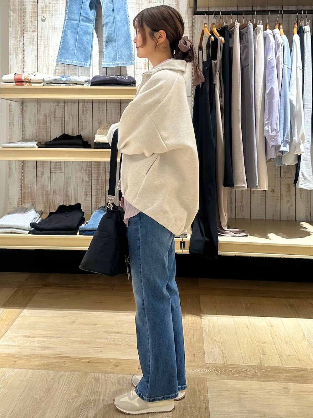 ピンク系のシャツ/ブラウス、ブラック系のショルダーバッグ、ホワイト系のスニーカーを着用したレディースの冬コーディネートの2枚目の写真