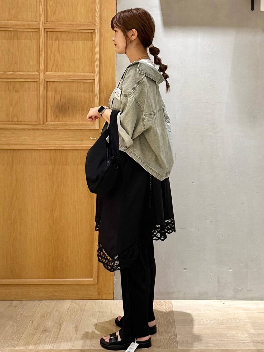 ブラック系のサンダル、ブラック系のその他パンツ、ブラック系のチュニックを着用したレディースの夏コーディネートの2枚目の写真