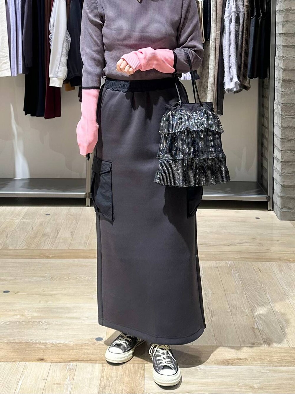 グレー系のニット/セーター、イエロー系のスニーカー、ブラック系のショルダーバッグを着用したレディースの秋コーディネートの6枚目の写真