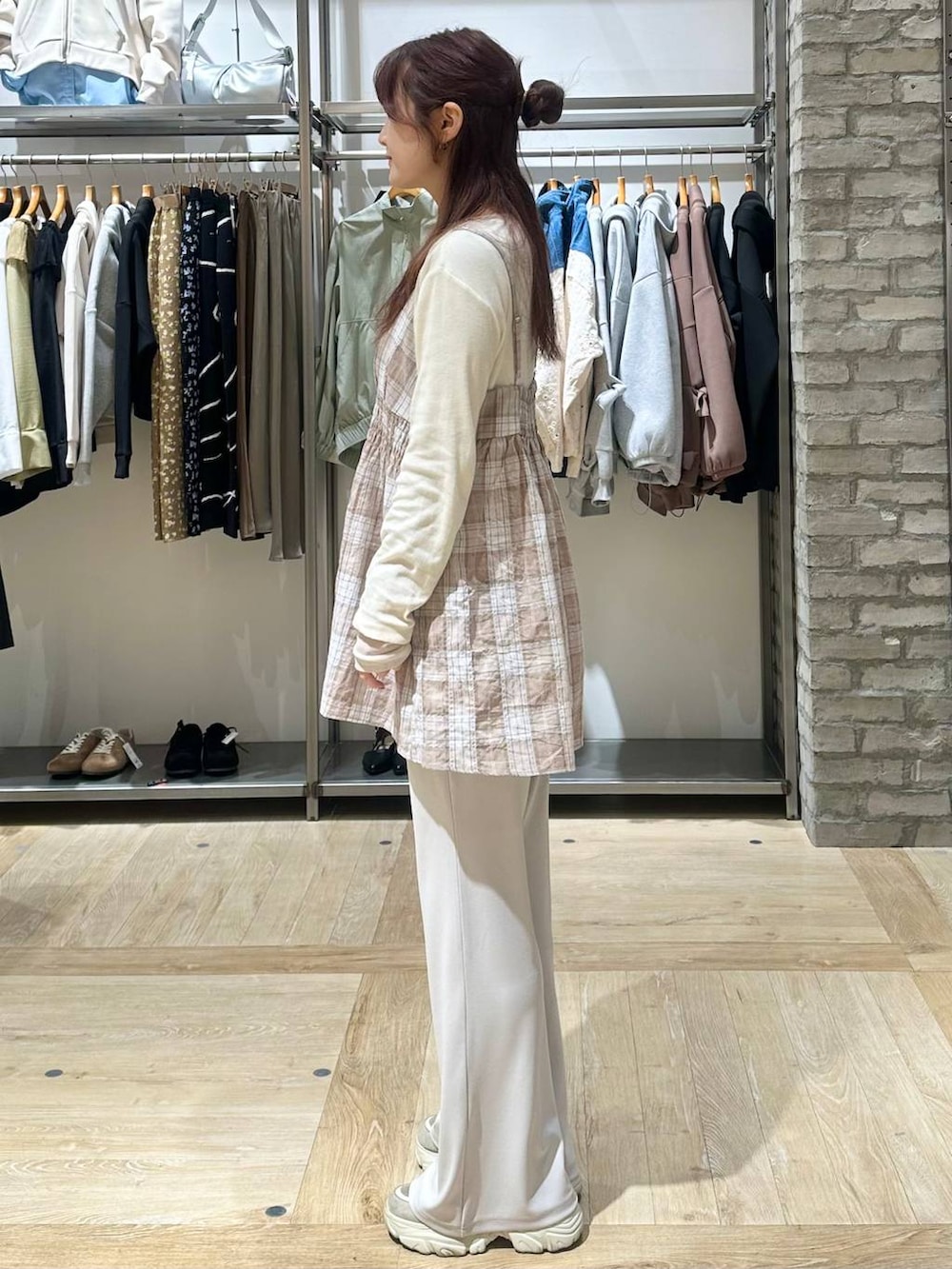 ホワイト系のTシャツ/カットソー、ベージュ系のキャミソール、ホワイト系のその他パンツを着用したレディースの春コーディネートの2枚目の写真