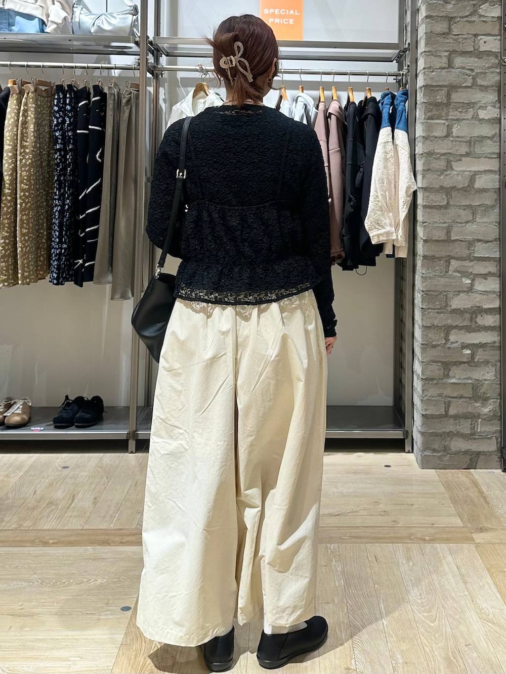 ブラック系のパンプス、ホワイト系のその他パンツ、ブラック系のトートバッグを着用したレディースの春コーディネートの2枚目の写真