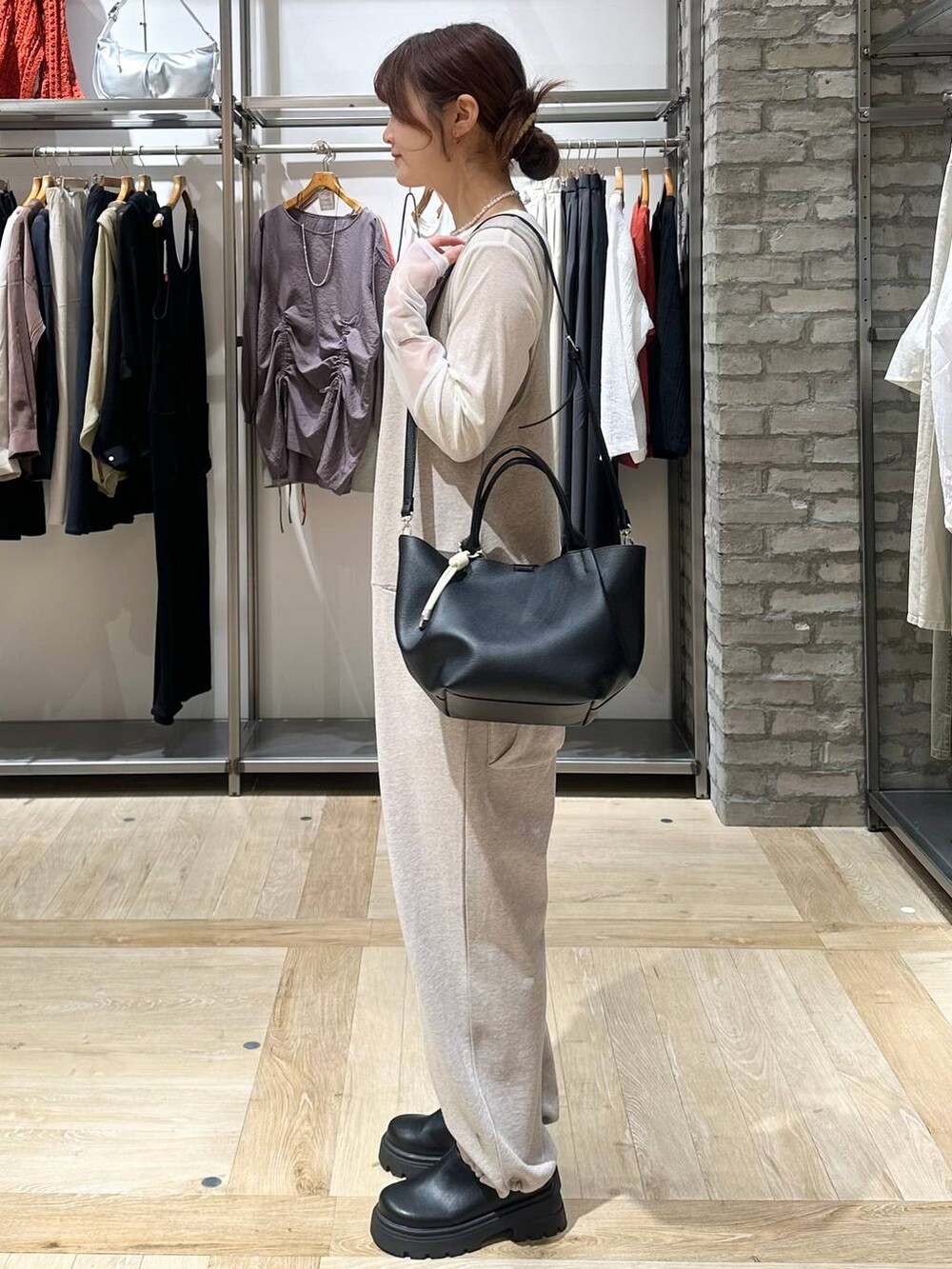 ホワイト系のTシャツ/カットソー、ブラウン系のテーラードジャケット、ブラック系のその他シューズを着用したレディースの春コーディネートの2枚目の写真