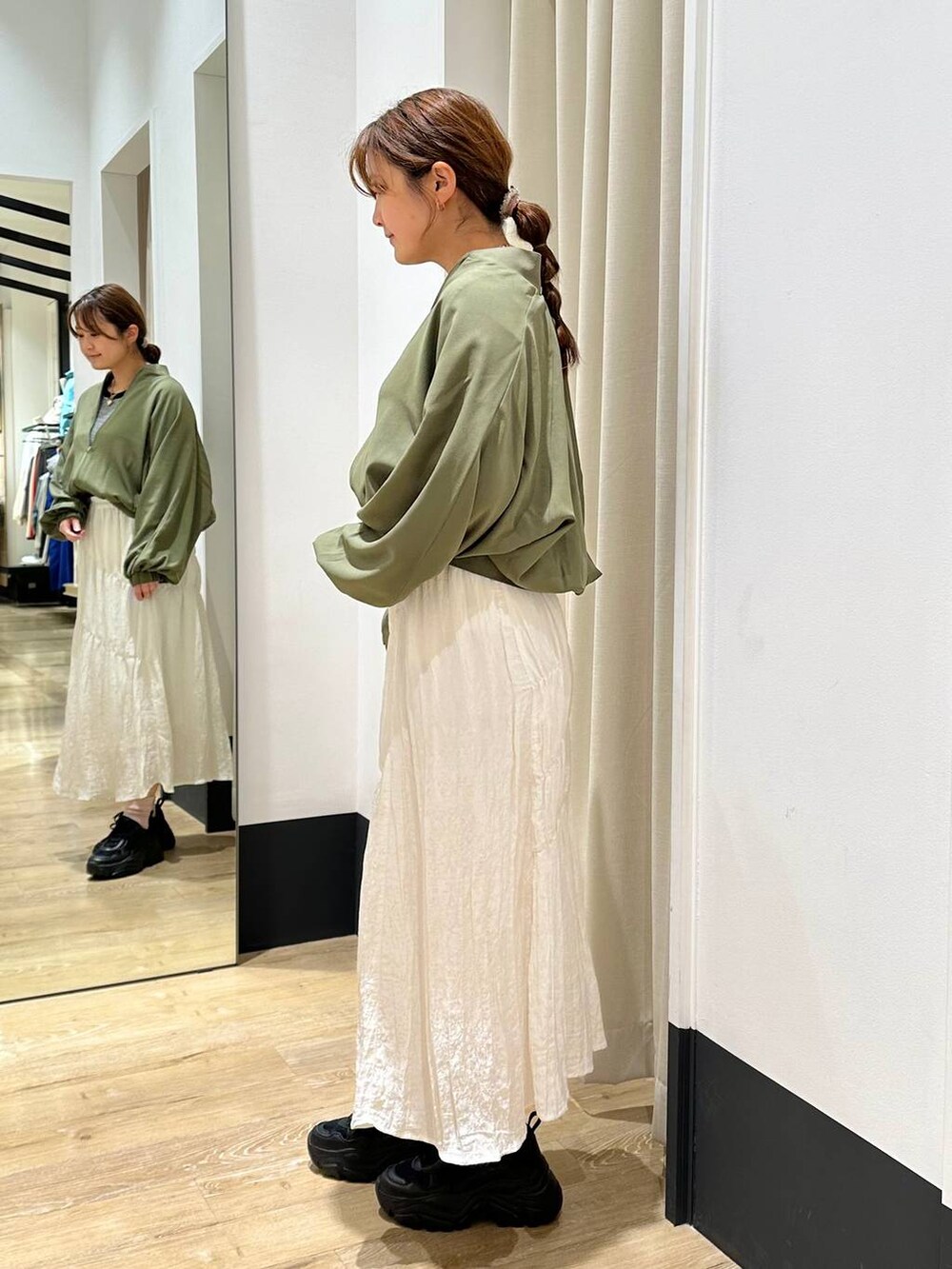 ブラック系のスニーカー、ホワイト系のショルダーバッグ、ホワイト系のTシャツ/カットソーを着用したレディースの春コーディネートの3枚目の写真