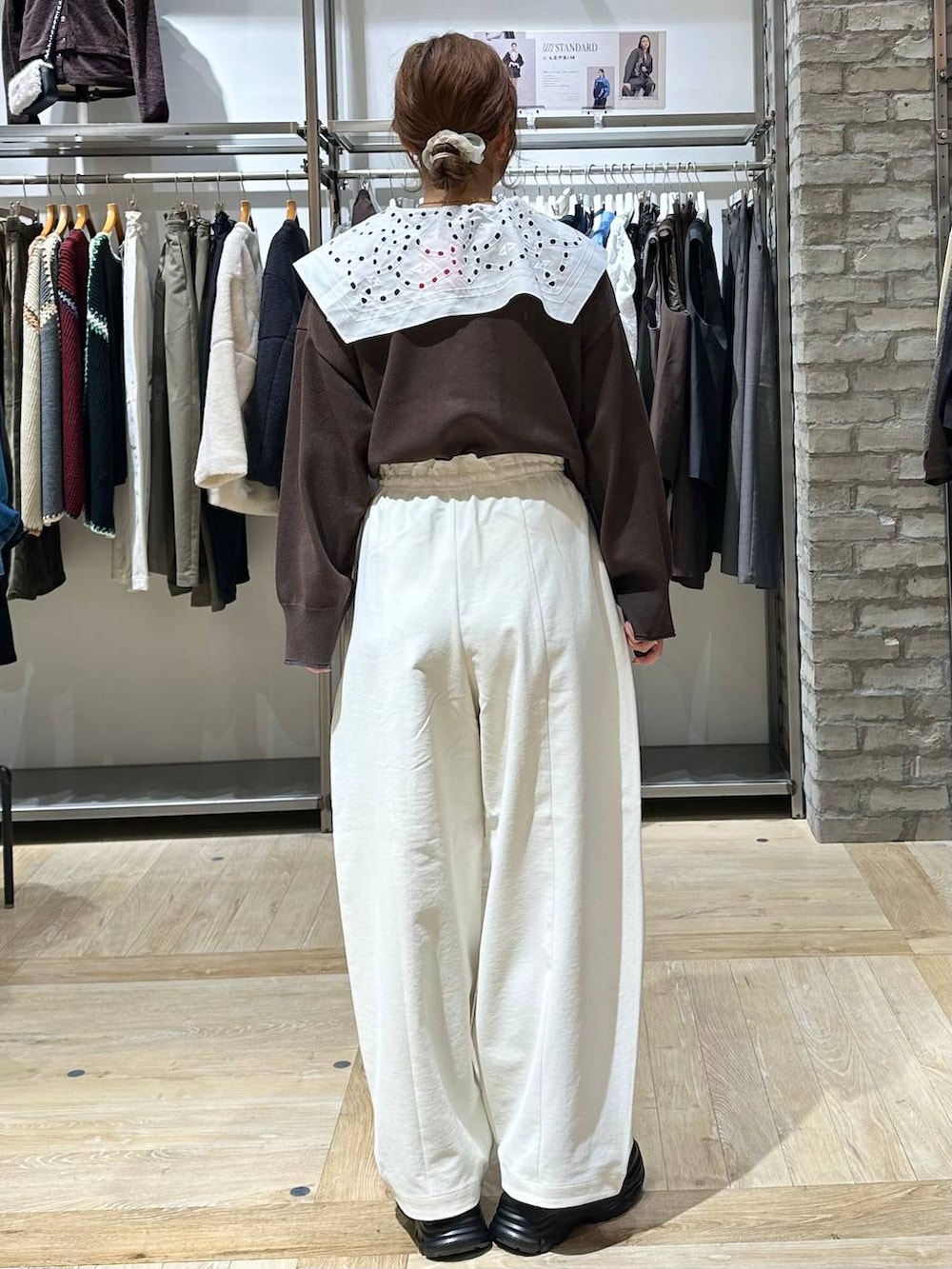 ブラック系のローファー、ブラウン系のカーディガン/ボレロ、ホワイト系のTシャツ/カットソーを着用したレディースの秋コーディネートの3枚目の写真